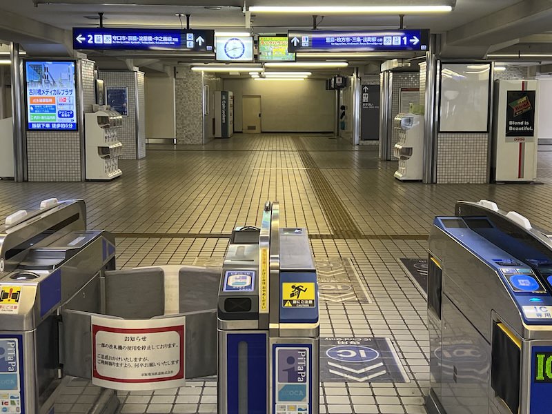 改札から見た改札内のコインロッカー