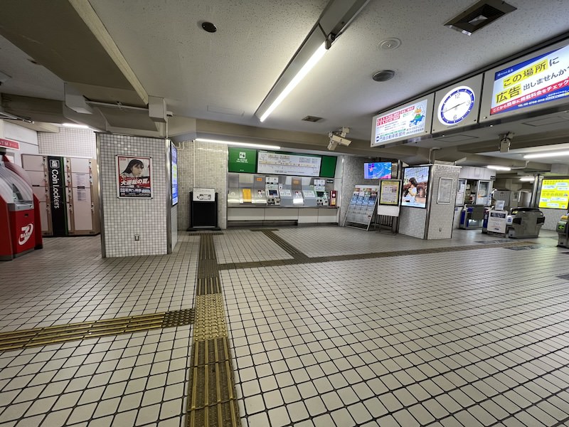 改札の外きっぷうりばの横にコインロッカーが設置されている