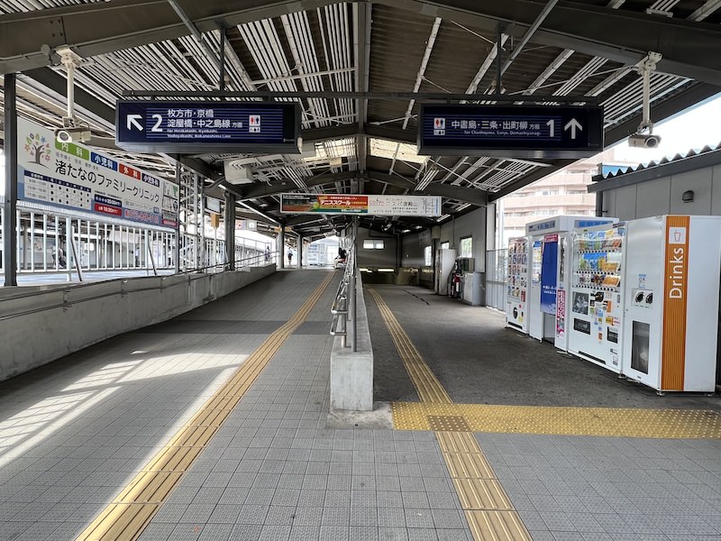東改札口を入ったところ。右側が中書島・三条・出町柳方面ホームへの通路。