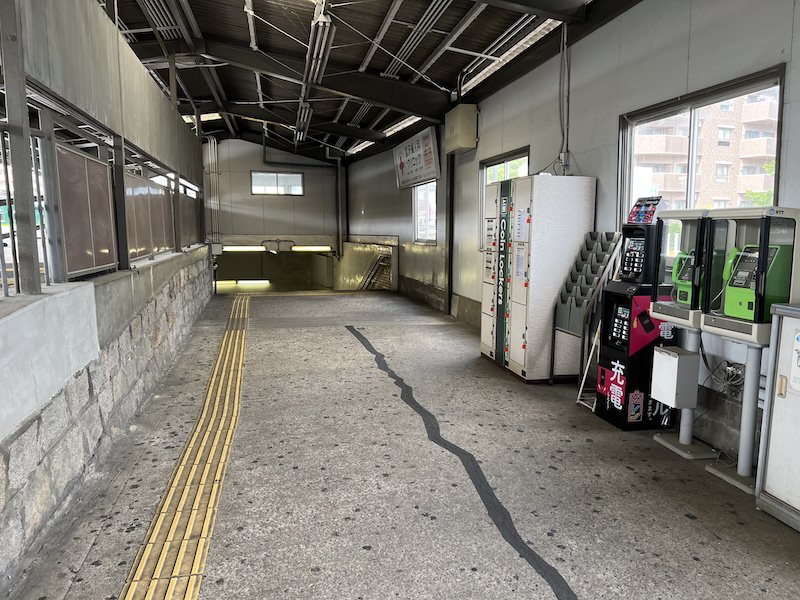 通路内にコインロッカーがある