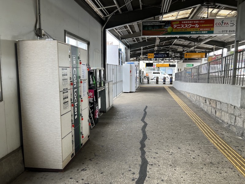 コインロッカー側から東改札口を見る