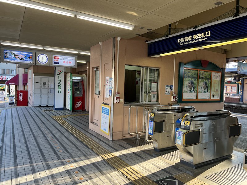 東改札口を出て右側に設置されているコインロッカー