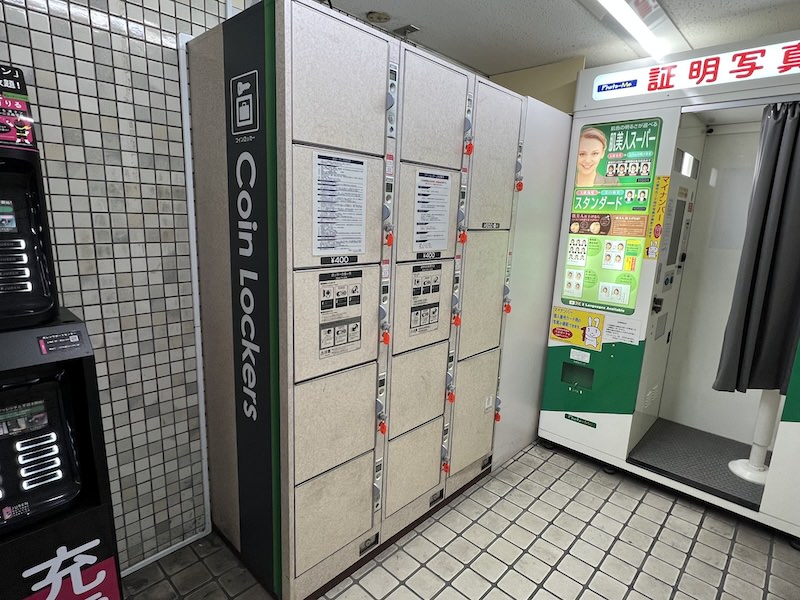 東改札内のコインロッカー