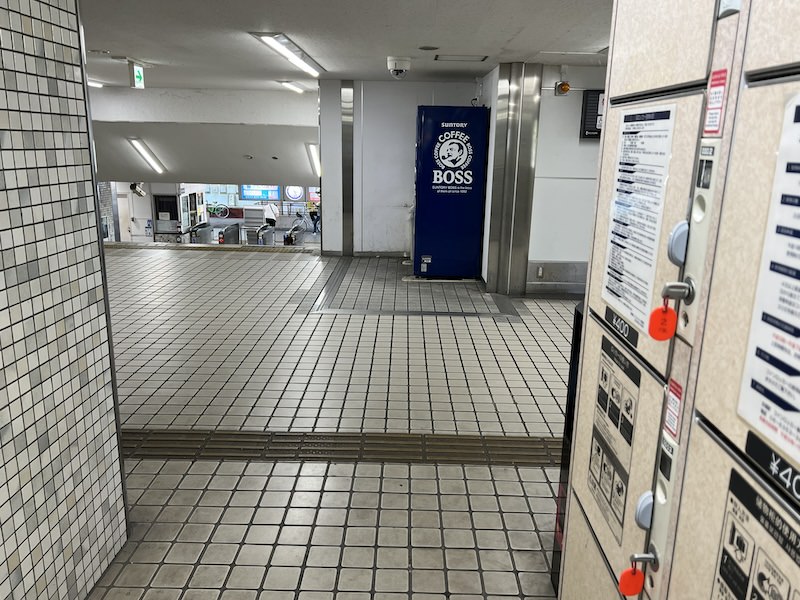 コインロッカー側から東改札を見る。写真では階段しか見えないが、改札・ホームともどもエレベーターで移動が可能。
