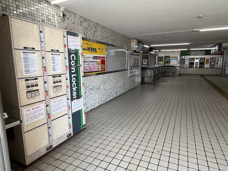 コインロッカー側から改札を見る