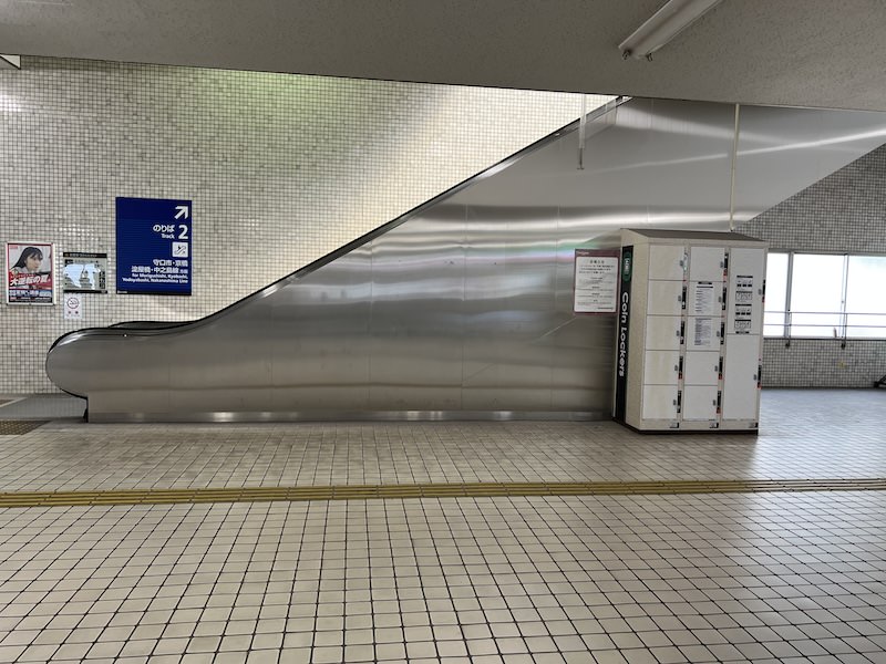守口市・京橋・淀屋橋・中之島線方面行きののりば2へ向かうエスカレーター横にコインロッカーがある