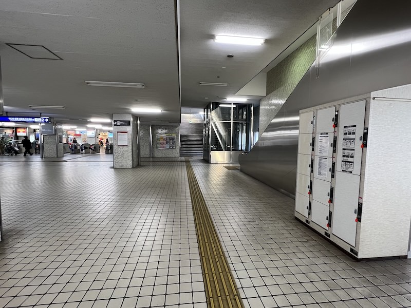 コインロッカー側から改札を見る