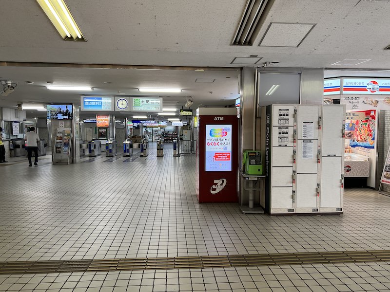 改札を出てすぐのところにある改札外のコインロッカー