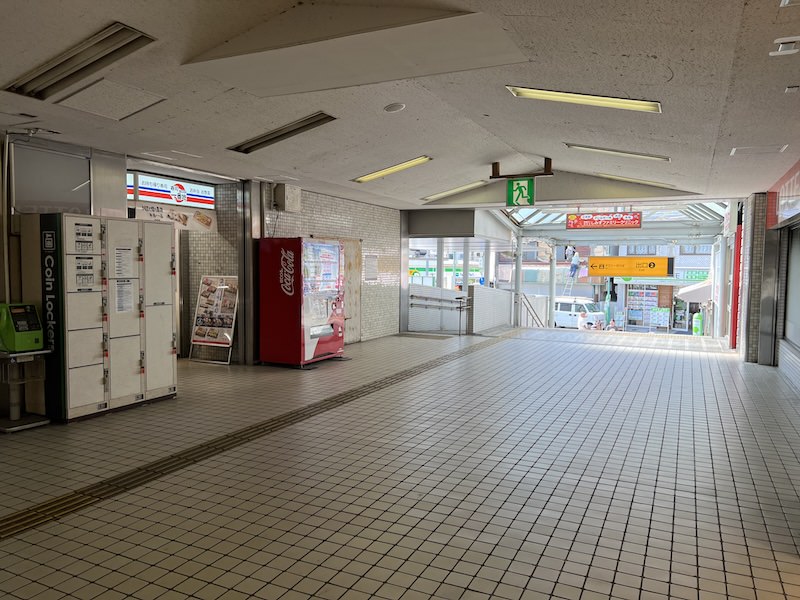 コインロッカーから出口2を見る。階段があるがスロープもあり段差なく出られる。