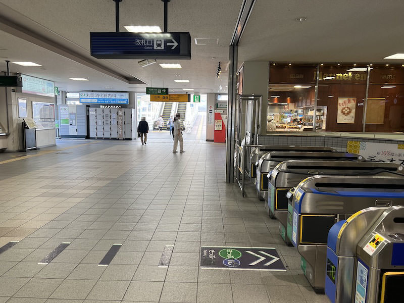 改札を出て右（東側）を見る