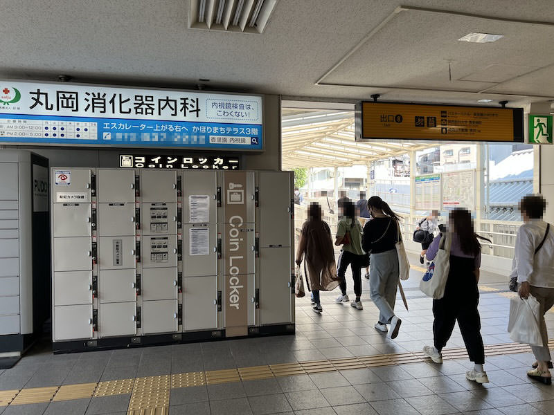 出口8の横にあるコインロッカー