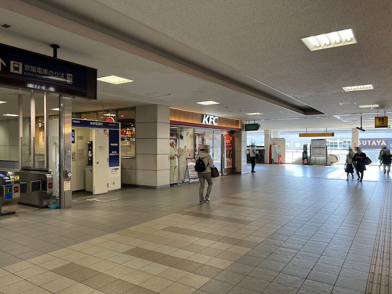 改札を出て左（西側）を見る