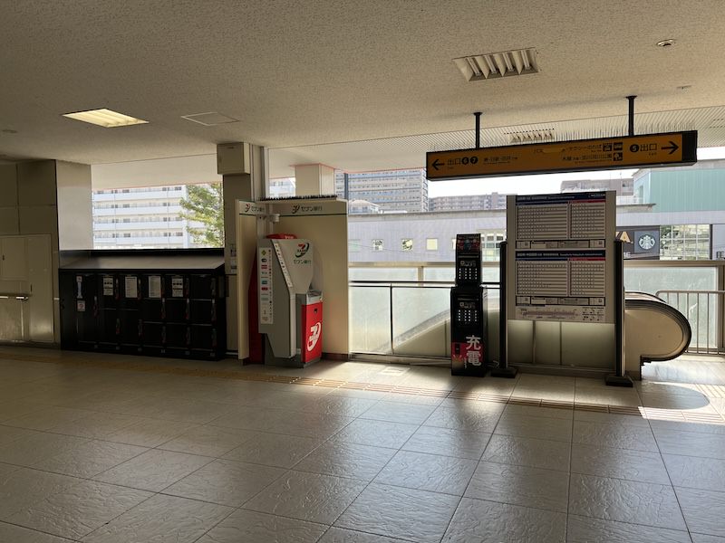 西側の突き当たりにコインロッカーがある