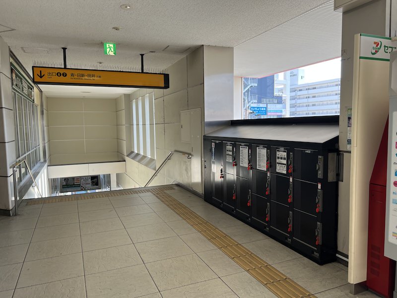 左へ曲がると出口6・7。階段しかないが、改札方向に戻ったところに地上へ降りるエレベーターがある。