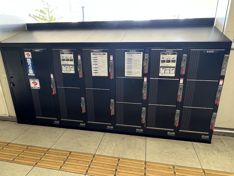 改札外西側出口6・7への通路のコインロッカー