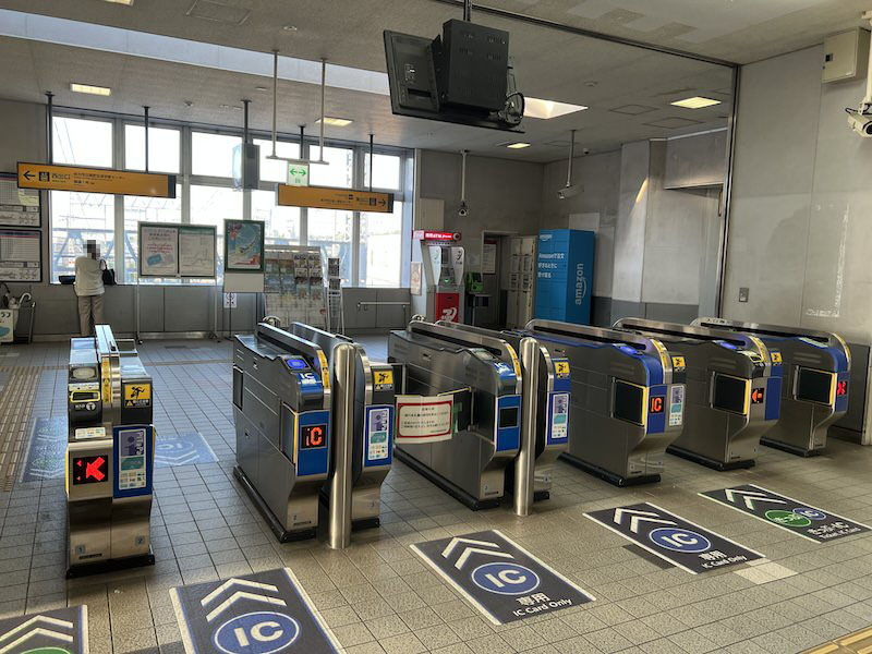 光善寺駅の改札。改札を出て右側の隅のほうにコインロッカーが見える。