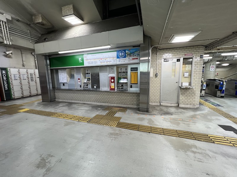 改札を出て右側きっぷうりばを越えたところにコインロッカーが見える