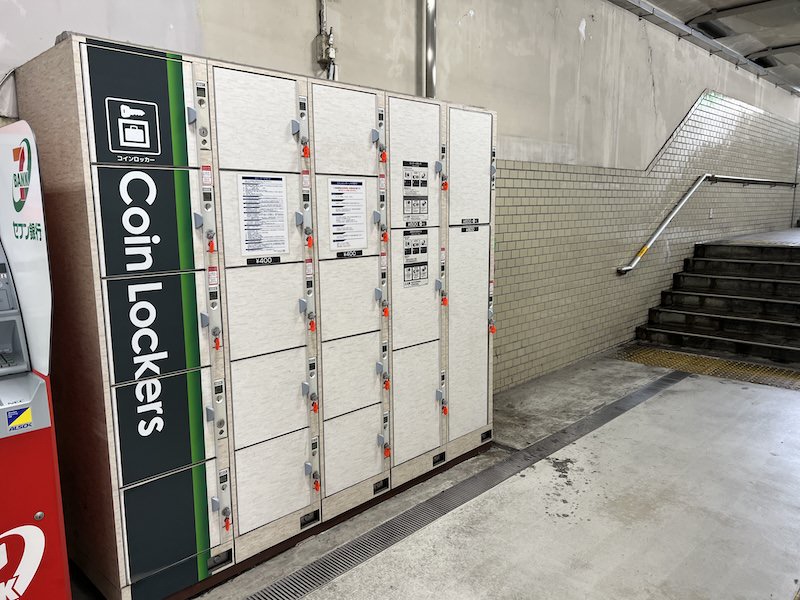 出口1への階段前にあるコインロッカー
