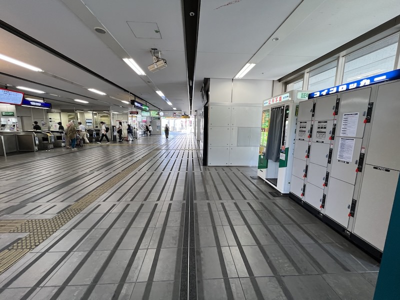 コインロッカー側から南改札を見る