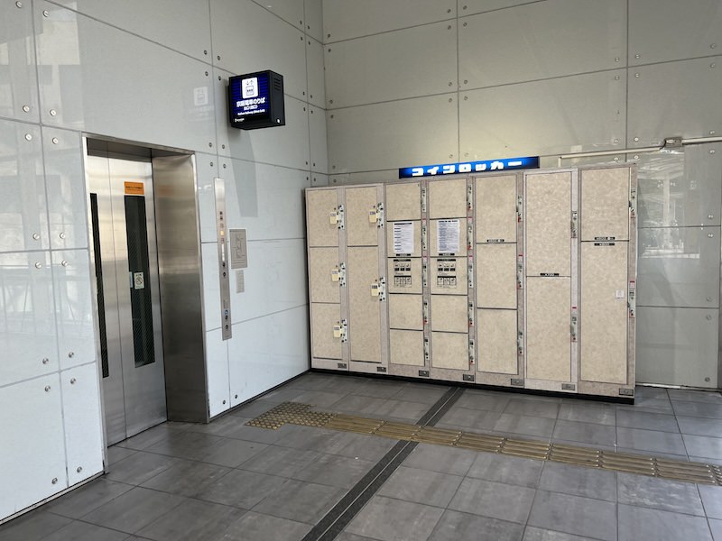 コインロッカーの横には南改札へのエレベーターもある