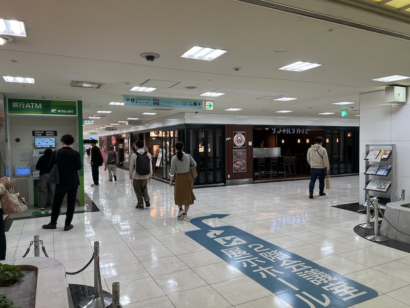 床の「2階会議室・展示ホール」の案内に沿って右へ