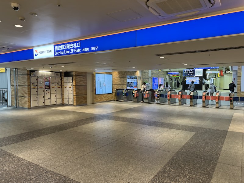 2階改札口の左側にあるコインロッカー