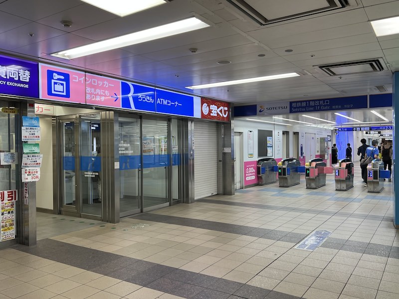 1階改札口東側にコインロッカーへの通路がある