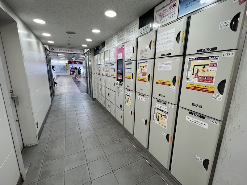 コインロッカー側から改札側を見る