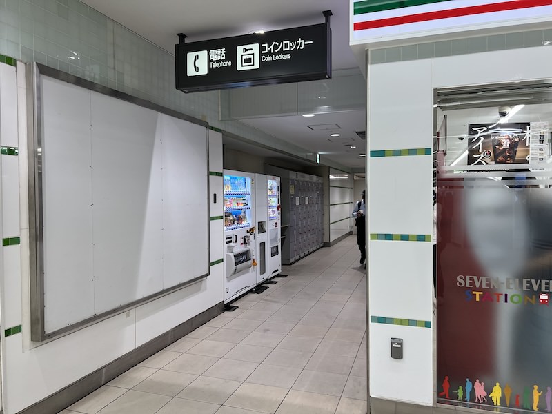 通路内にコインロッカーが見える