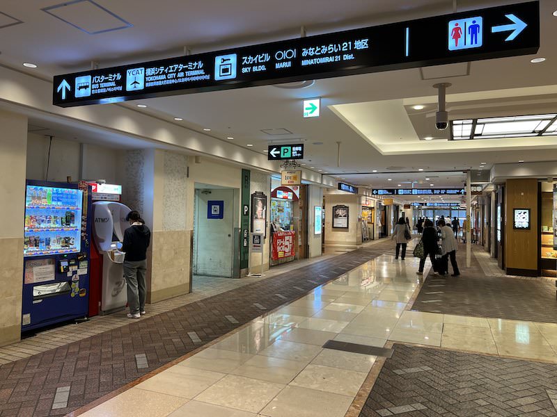 宝くじ売り場手前にR階段と駐車場行きエレベーターの入口がある