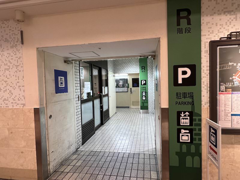 R階段と駐車場行きエレベーターへの入口