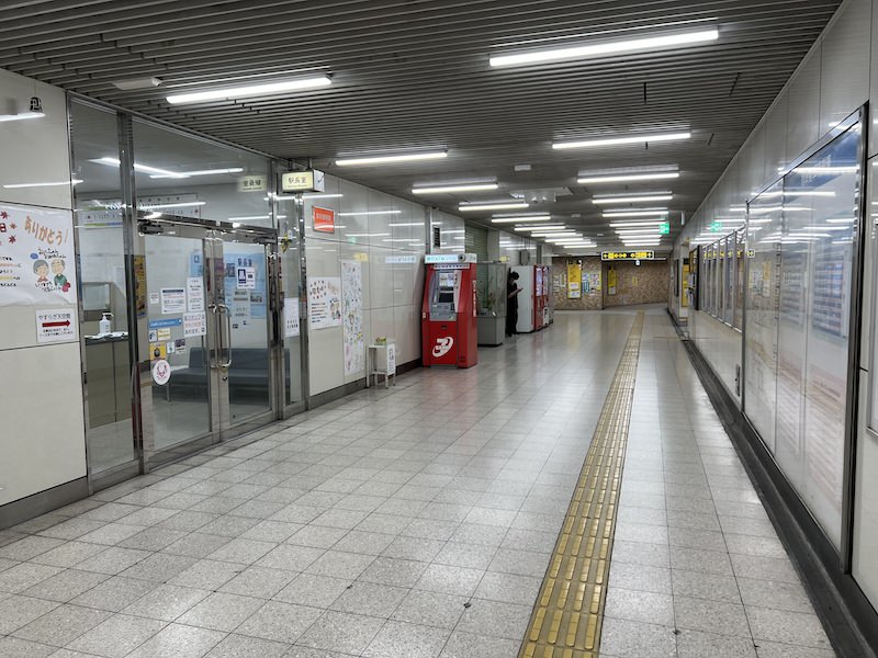 南改札を出て通路をまっすぐ進む