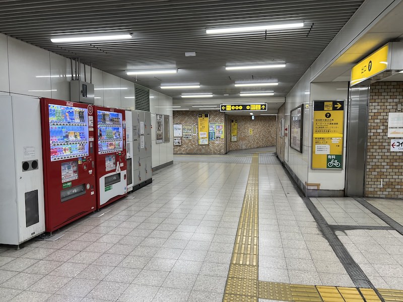 あべのベルタに直結する7号出入口の前にコインロッカーが設置されている