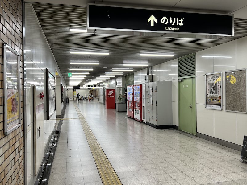 コインロッカー側から南改札方向を見る