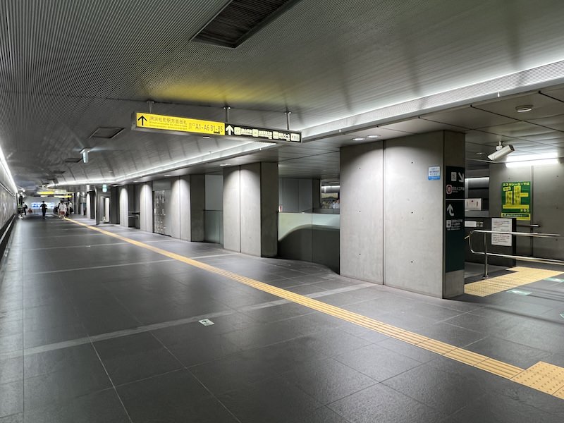 地下3階にあるJR浜松町駅方面改札への通路内にある大江戸線ホーム階へのエスカレーター