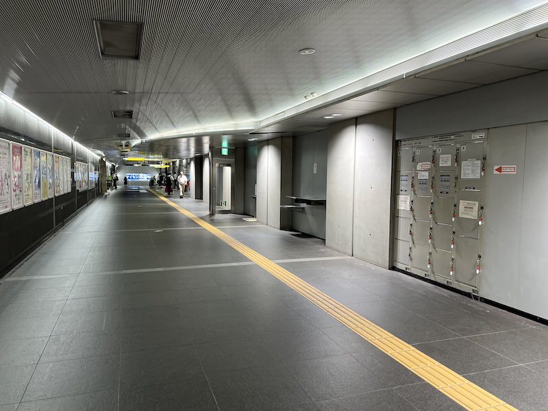 JR浜松町駅方面改札への通路を進むと右側にコインロッカーが設置されている