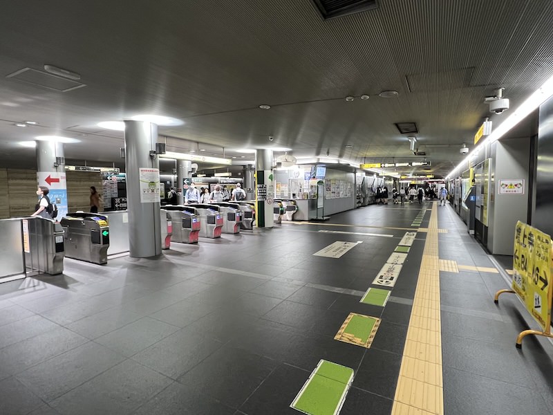 地下3階にあるJR浜松町駅方面改札。改札を出て左へ進む。