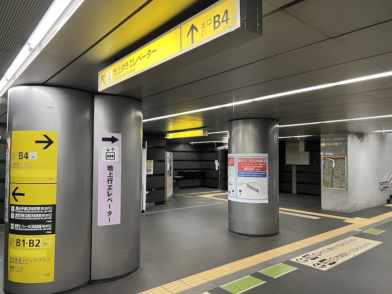 通路を進んで右側にB4出入口への通路がある