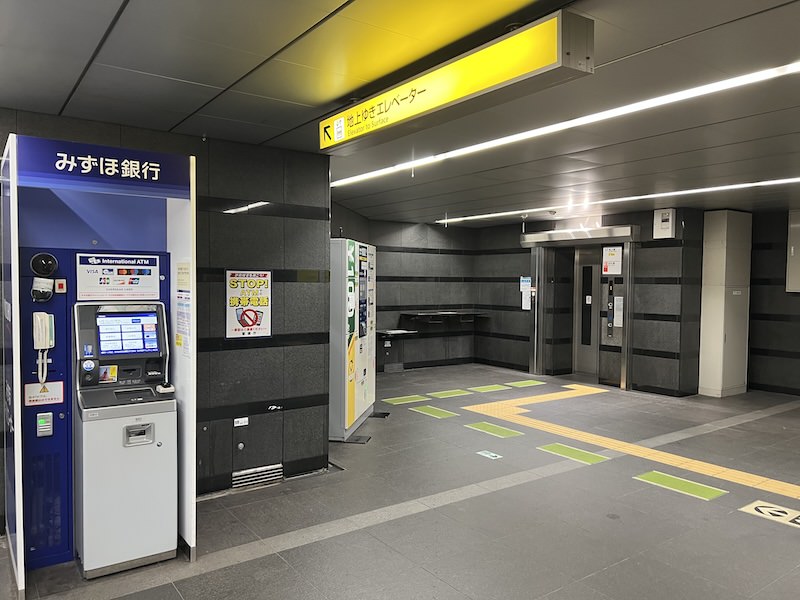 エレベーター前にコインロッカーが設置されている