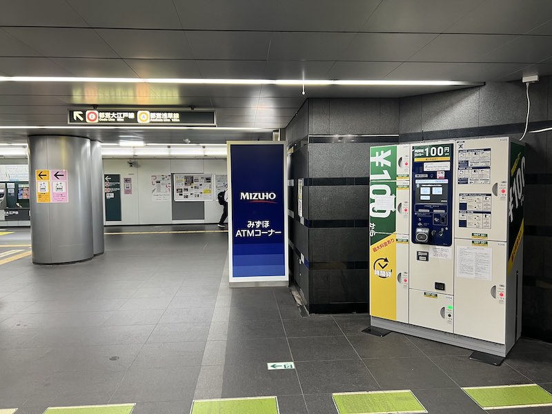 コインロッカー側から改札外コンコースの通路を見る