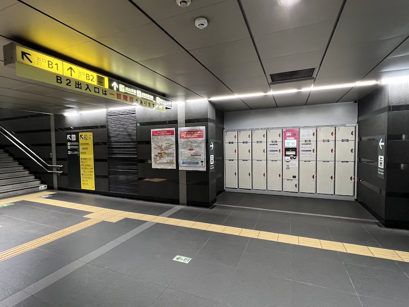 B2出入口への階段・エスカレーター前にあるコインロッカー