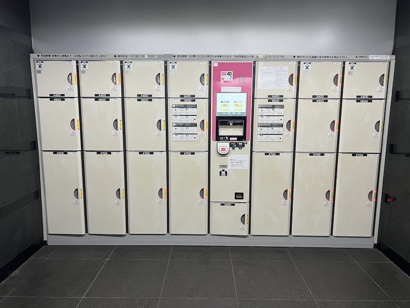地下3階JR浜松町駅方面改札外コンコースB2出入口階段・エスカレーター前のコインロッカー