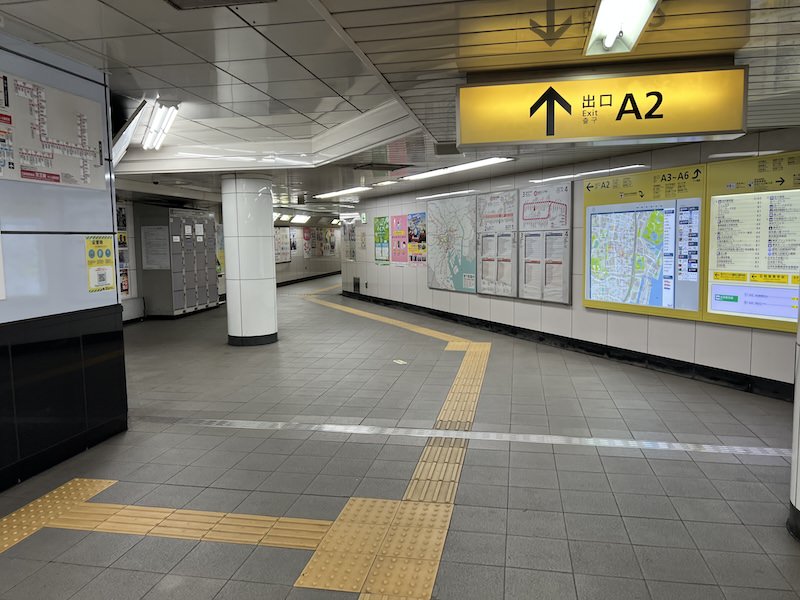 浜松町方面改札を出て左側A2出入口への通路内にあるコインロッカー