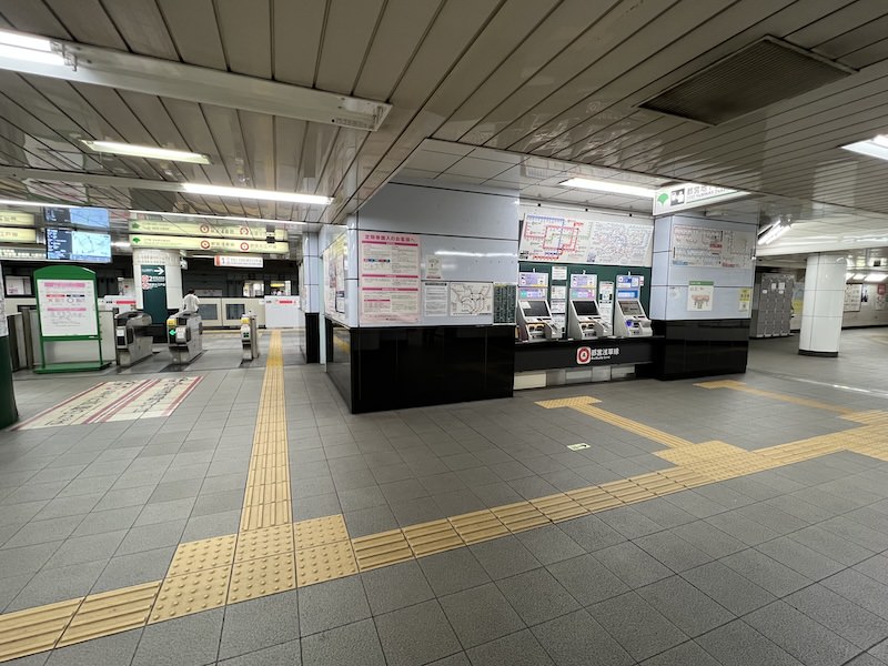 浜松町方面改札ときっぷうりばを挟んでコインロッカーがある