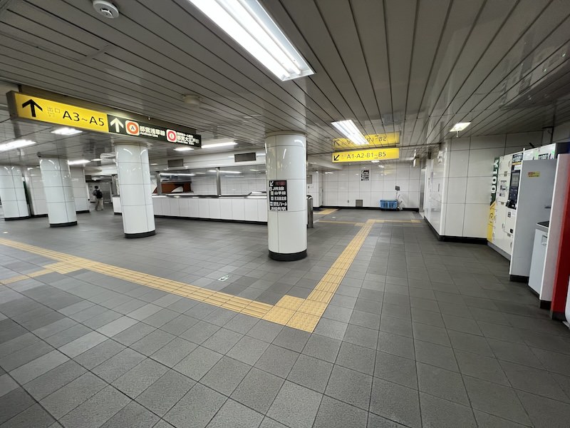 コインロッカーから押上・京成線(成田空港)・北総線方面行きホームへは手前を左に、それ以外は奥の階段を下りる。