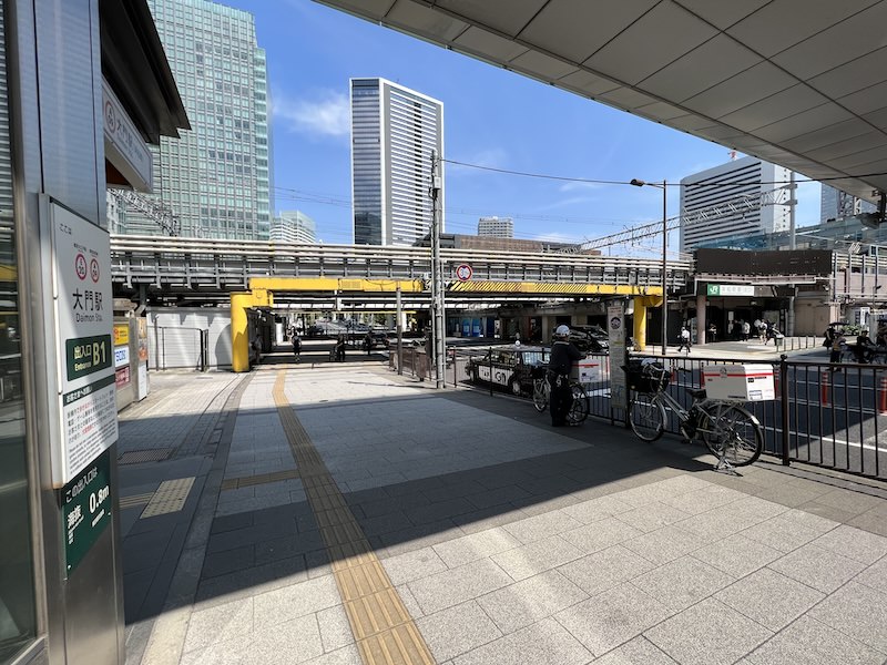 大門(浜松町)駅B1出入口とJR浜松町駅北口。 道路向かい側のB2出入口を介して乗り換えが可能。