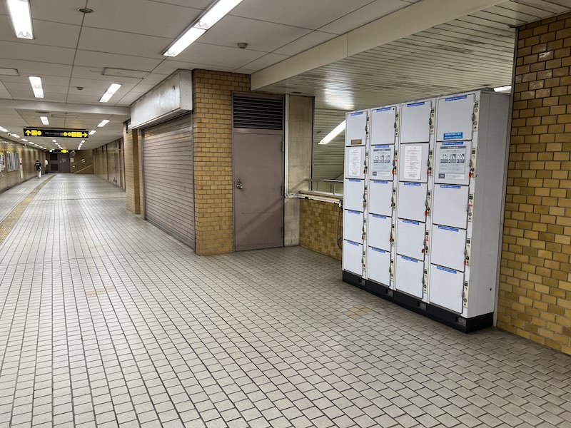 通路内にあるコインロッカー