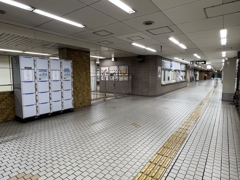 コインロッカー側から改札方向を見る