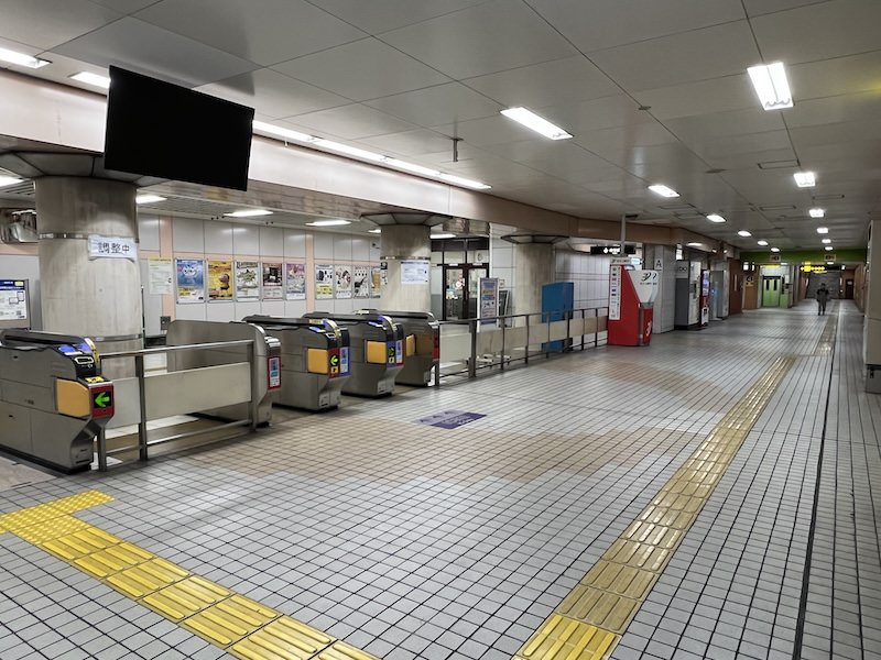 改札を出て左側の通路を進む