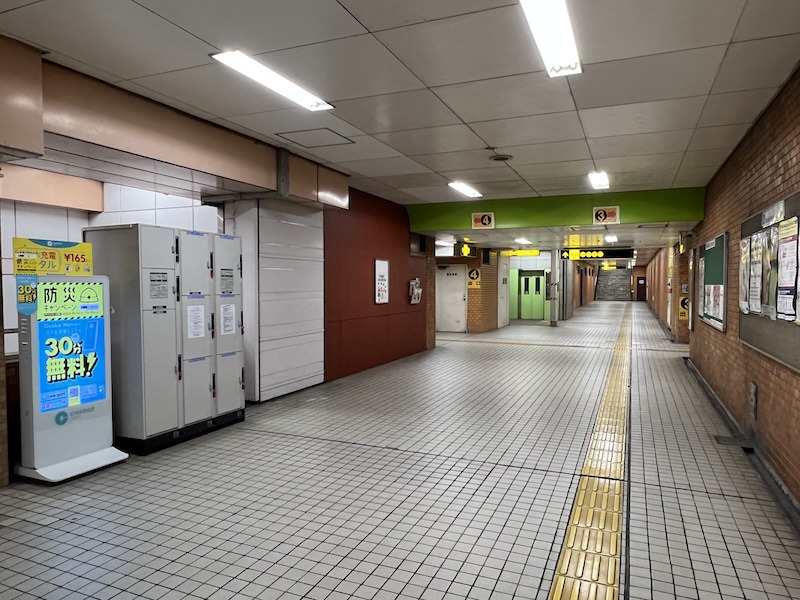 通路を進むと左側にコインロッカーが設置されている